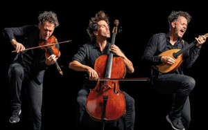 Matthias Bartolomey mit Violoncello und Klemens Bittmann
                                 mit Mandola