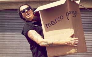 Marco
                                 Pogo trägt eine große Schachtel