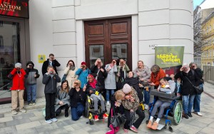 Eine Gruppe von Menschen bei einem Theaterausflug der Theatertanten.