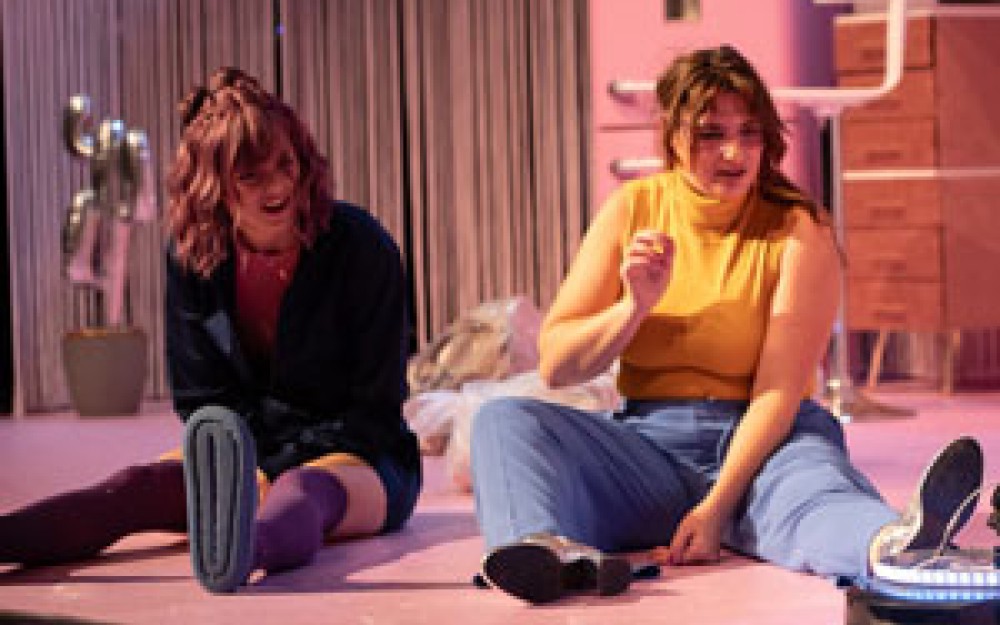 Szenenbild der Koproduktion "Ich hasse Menschen"
                                                mit Yvonne Schäfer und dem Theater Altenburg Gera 