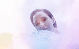 Ina Regen ist für ihre unverwechselbar samtige Stimme und ihre tiefsinnig poetischen Texte bekannt. 