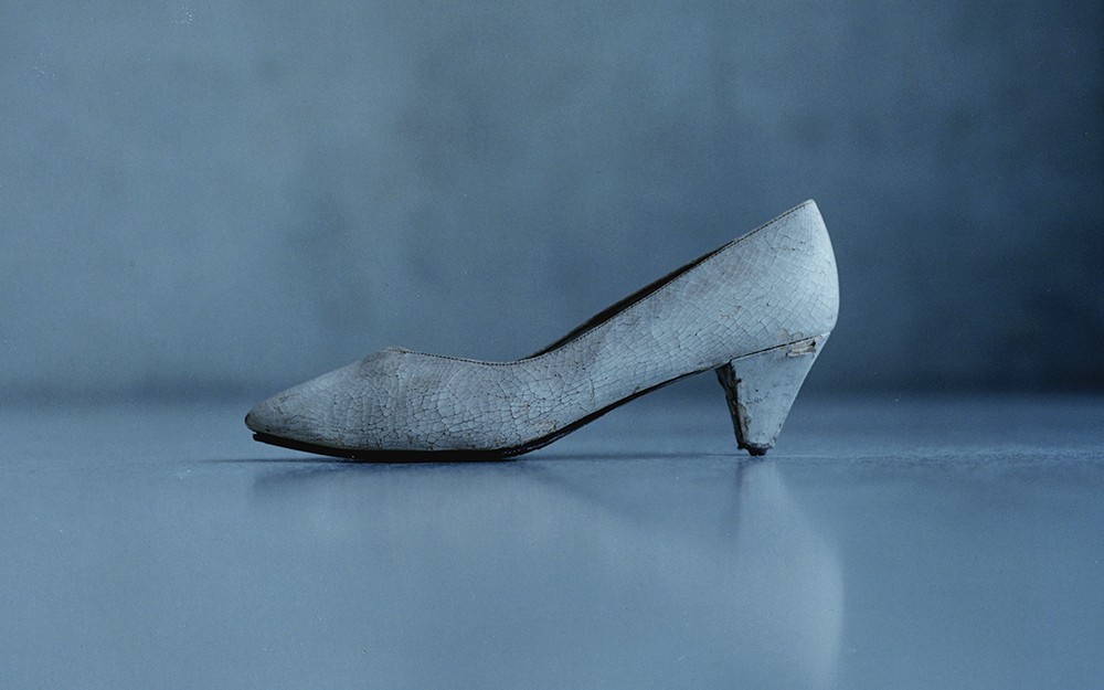Das Bild zeigt einen Damenstöcklschuh von der
                                                Seite vor einem hellblaugrauen Hintergrund