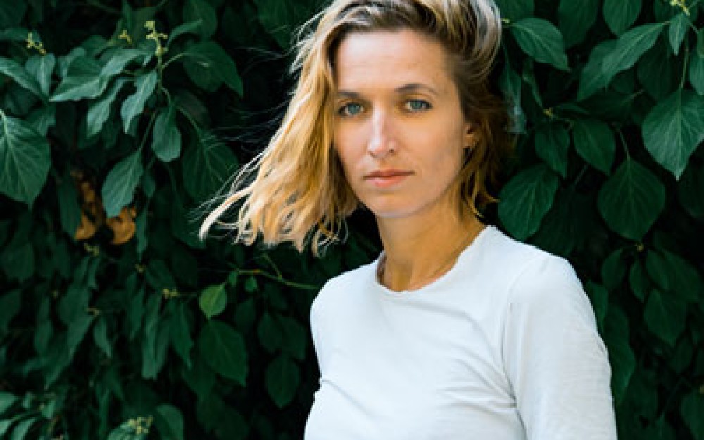 Alina Lindermuth stellt in diesem ebenso gesellschaftskritischen
                                                wie poetischen Roman die Frage, was geschieht, wenn die Natur auf sanfte, aber irreversible Weise ihren größten Widersacher
                                                zu einem Teil von sich selbst zurückbildet.
