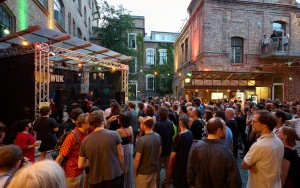 Innenhof des WUK mit Bühne und Publikum