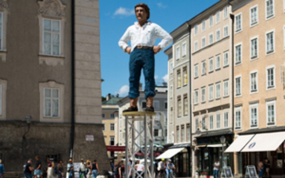 Stephan Balkenhol. Là ci darem la mano … Figaro am Residenzplatz