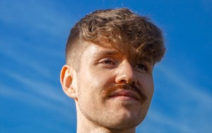 Benedikt Mitmannsgruber - Ein Programm über Männlichkeit
                                 und Identität, Offenbarungen und Kurkuma, Lockdowns und Verschwörungstheoretiker