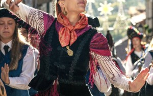 Eine Frau in Tracht tanzt. 
