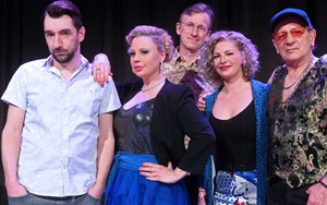 Begleitet wird Katharina Straßer von Geri Schuller (Klavier),
                                 Hanna Pichler (Gitarre und Geige), Erich Buchebner (alias „Ricky Gold“, Bass) und Bernhard Egger (Drums).