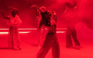 Die Choreografin Ulduz Ahmadzadeh und der Szenograf Till
                                 Krappmann beforschen und bearbeiten in ihren gemeinsamen Arbeiten für die ATASH عطش contemporary dance company alte vorislamische
                                 und häufig verbotene, indigene Tänze des Persischen Plateaus und übertragen sie in zeitgenössische, künstlerische Kontexte.