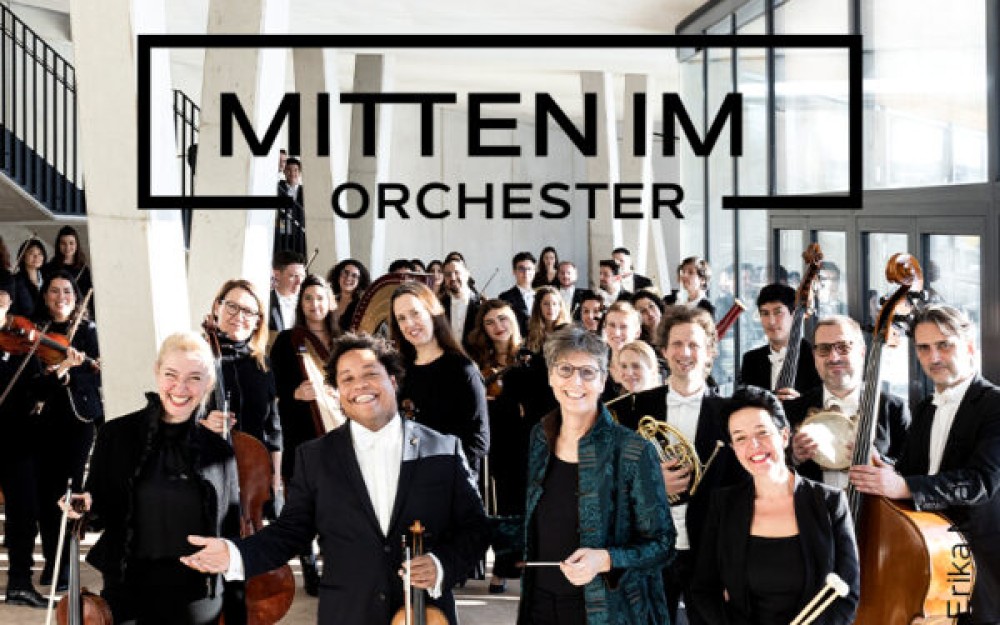 Mitten-im-Orchester - Elisabeth Fuchs (Dirigentin) der
                                                Philharmonie Salzburg