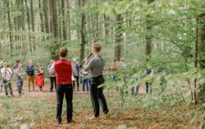 Menschen im Wald