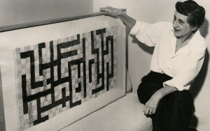 Anni Albers mit ihrer Arbeit Two, New Haven, Connecticut,1952