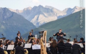 Philharmonie Salzburg und Bergpanorama