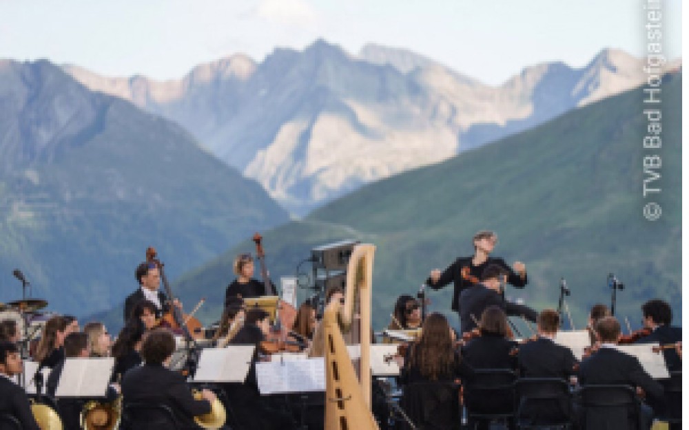Philharmonie Salzburg und Bergpanorama